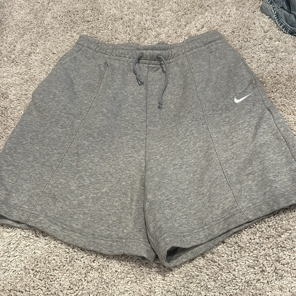 GREY NIKE SWEATSHORTS